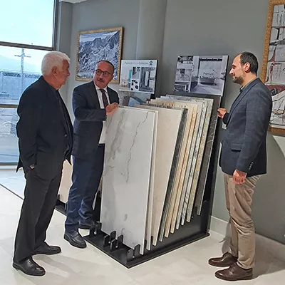 Ionic Stone'a Vali Ziyareti